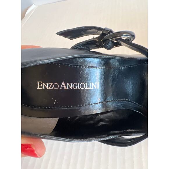 Enzo Angiolini black leather
Mary Jane pumps with a chunky heel buckle size 6M - Picture 8 of 9
